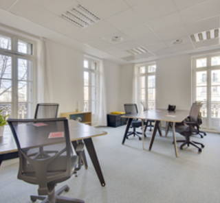 Bureau privé 56 m² 6 postes Location bureau Rue de la République Marseille 13002 - photo 1